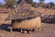 Un réservoir à grain dans un petit village du Sénégal.