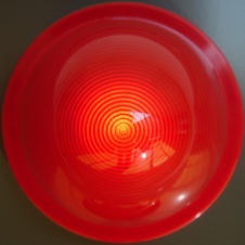 Une lumière de couleur rouge.