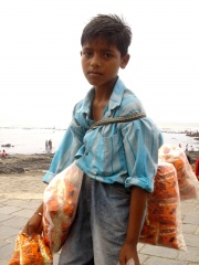 Enfant de la rue vendant du pop-corn en Inde