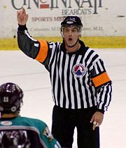 Un arbitre de hockey sur glace.