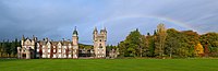 Le château de Balmoral, résidence estivale de la famille royale britannique, en Écosse. (définition réelle 8 595 × 2 773)